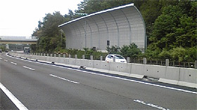 道路における中央分離帯コンクリート防護柵の施工例