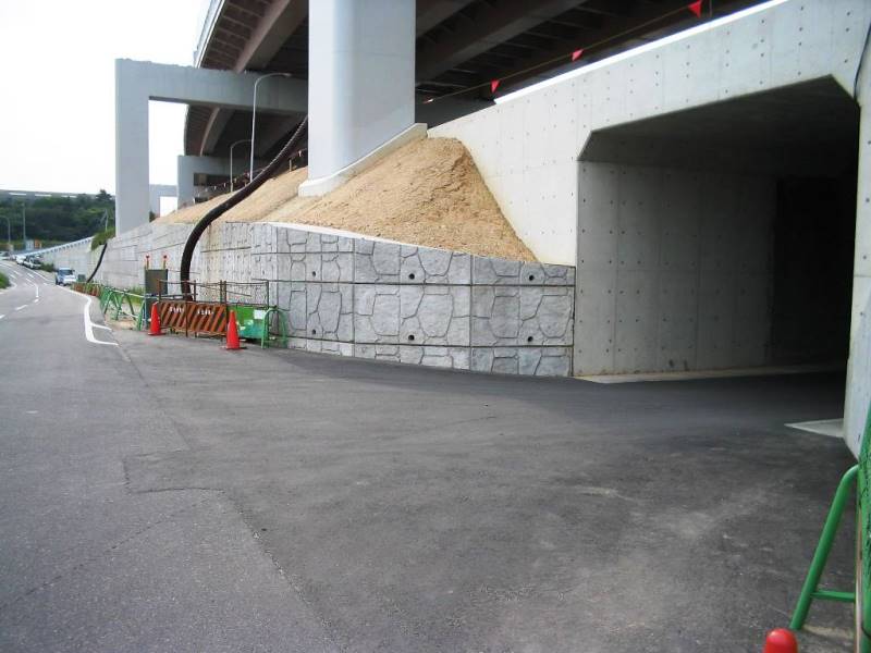 高速道路での直壁タイプの施工例