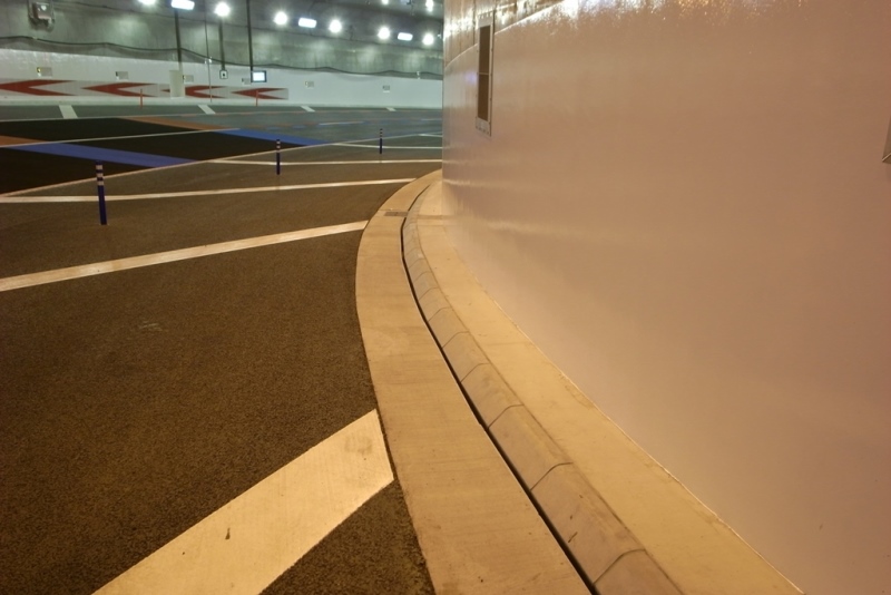 シールドトンネルでの円型水路の施工例