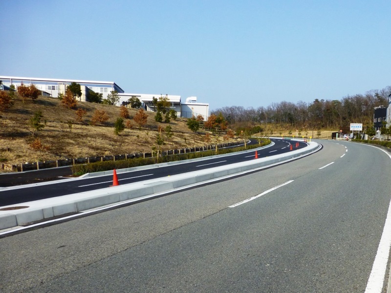 道路側溝でのＱ排中央分離帯用の施工例