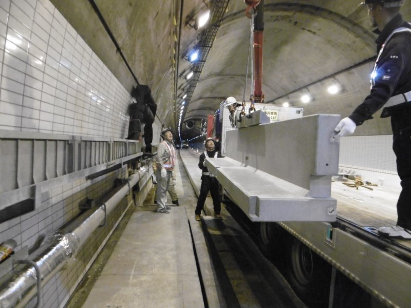 トンネル内配管防護ブロックの施工例
