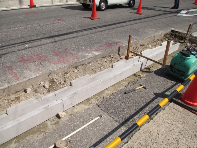 自転車専用道路用側溝（グッドレイン）の施工例
