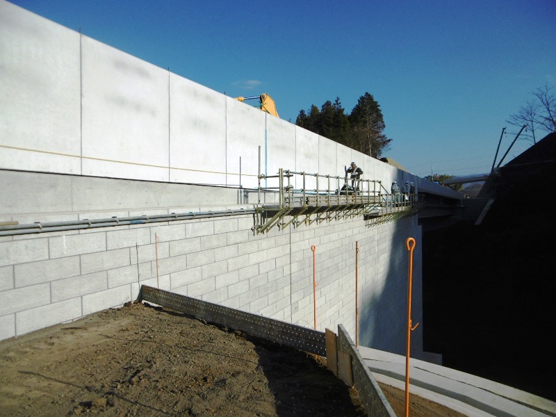 ハレーサルト仕様のＬ型剛性防護柵の施工例