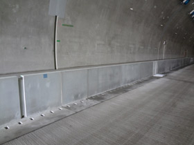 トンネル内における監視員通路縦壁付くけい水路とスリップフォーム舗装の組み合わせによる施工例