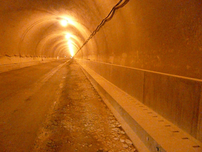 トンネル内における監視員通路縦壁付くけい水路の施工例