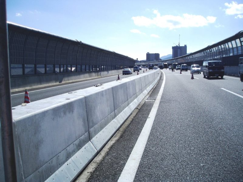 自動車道路高架橋の中央分離帯用剛性防護柵の施工例