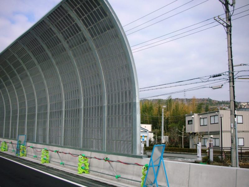 遮音壁基礎付Ｌ型剛性防護柵の施工例