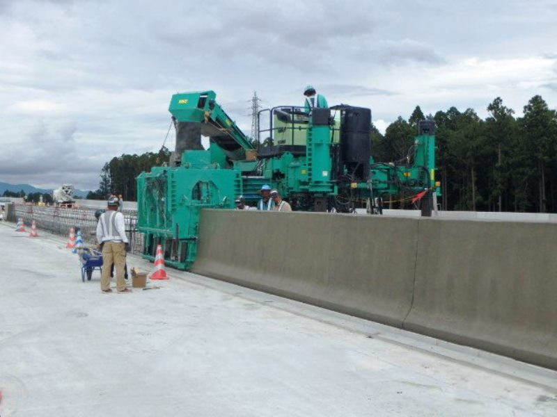 スリップフォーム工法の新東名高速道路での可変型コンクリート防護柵の施工例