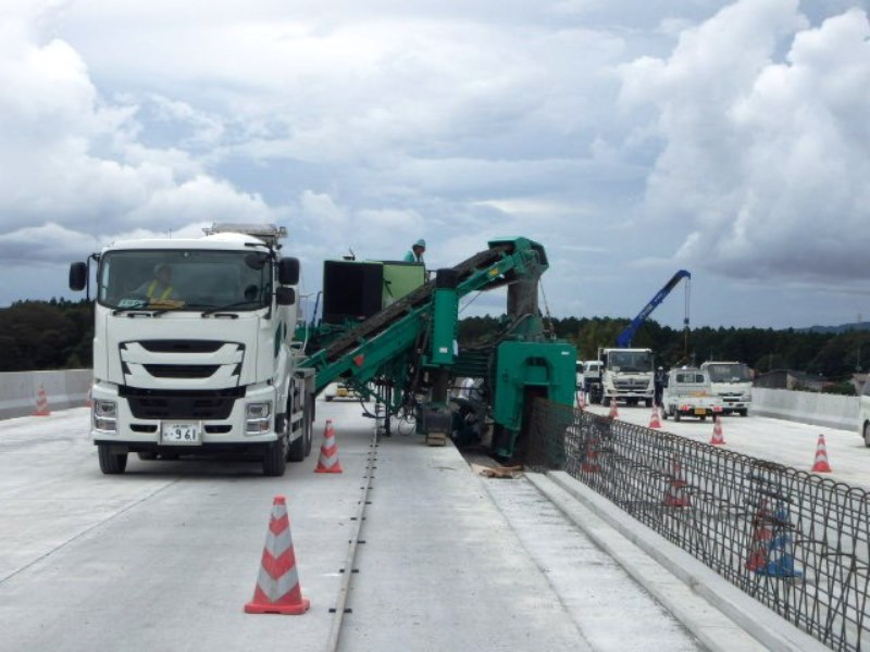 スリップフォーム工法の新東名高速道路での可変型コンクリート防護柵の施工例